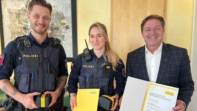 Die Polizeibeamten Thomas und Daria wurden von Bürgermeister Günther Albel für ihr beherztes Eingreifen geehrt.