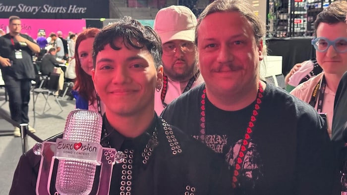 JJ mit der Song-Contest-Trophäe nach dem Kurzinterview mit „Krone“-Redakteur Robert Fröwein