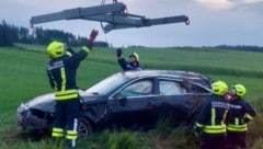 Die Feuerwehren Friedersbach und Eschabruck übernahmen die Fahrzeugbergung des schwer beschädigten Wagens.  (Bild: FF Friedersbach)