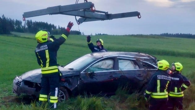 Die Feuerwehren Friedersbach und Eschabruck übernahmen die Fahrzeugbergung des schwer beschädigten Wagens.  (Bild: FF Friedersbach)