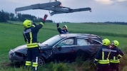 Die Feuerwehren Friedersbach und Eschabruck übernahmen die Fahrzeugbergung des schwer beschädigten Wagens.  (Bild: FF Friedersbach)
