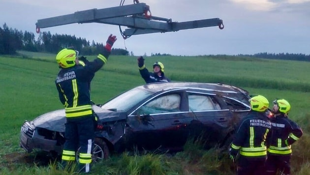 Die Feuerwehren Friedersbach und Eschabruck übernahmen die Fahrzeugbergung des schwer beschädigten Wagens. 