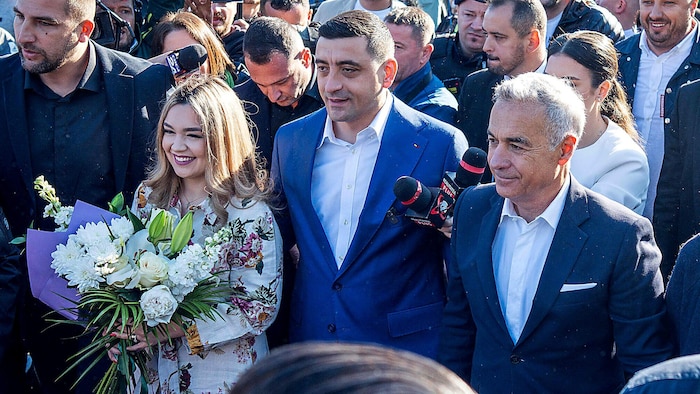 Beinahe jeden öffentlichen Auftritt absolviert George Simion gemeinsam mit dem früheren rechtsextremistischen Kandidaten Calin Georgescu, der nach seinem Ausschluss aus dem Präsidentenrennen nun auf ein Comeback als mögliches Regierungsmitglied hofft.