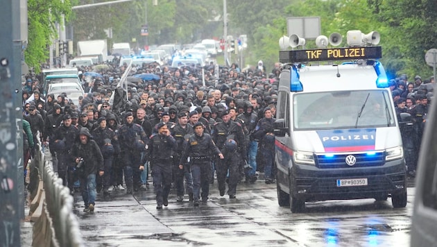 Sturm-Graz-Fans marschierten von Schönbrunn nach Hütteldorf.