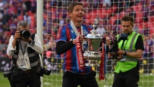 Glasner präsentierte den Fans die begehrte FA-Cup-Trophäe. (Bild: AFP/GLYN KIRK)