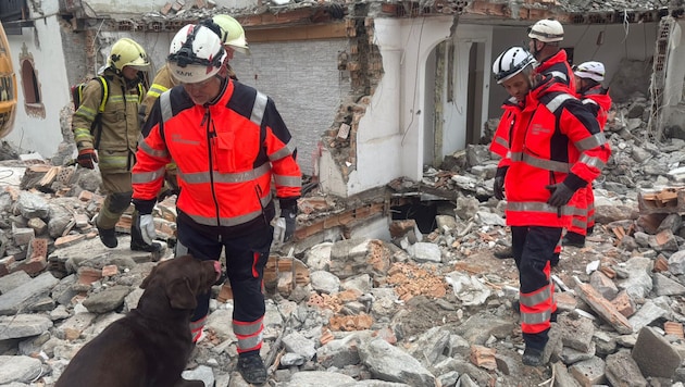 Die Freiwillige Feuerwehr Sölden und die Rettungshundestaffel des Österreichischen Notfallmedizinischen Dienstes nahmen an der Großübung in einem eingestürzten Gebäude teil – mit Erfolg!