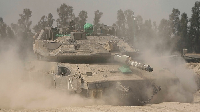 Ein israelischer Kampfpanzer an der Grenze zum Gazastreifen