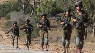 Nach der ersten Angriffswelle aus der Luft marschieren wieder Bodentruppen im Gazastreifen. (Bild: EPA/ABIR SULTAN)