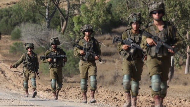 Nach der ersten Angriffswelle aus der Luft marschieren wieder Bodentruppen im Gazastreifen. (Bild: EPA/ABIR SULTAN)
