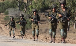 Nach der ersten Angriffswelle aus der Luft marschieren wieder Bodentruppen im Gazastreifen.