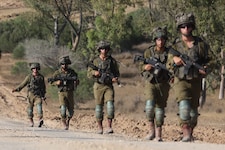 Nach der ersten Angriffswelle aus der Luft marschieren wieder Bodentruppen im Gazastreifen. (Bild: EPA/ABIR SULTAN)