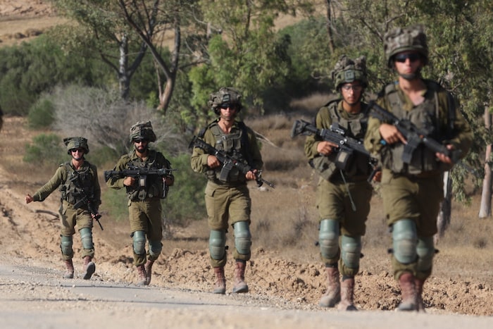 Nach der ersten Angriffswelle aus der Luft marschieren wieder Bodentruppen im Gazastreifen.
