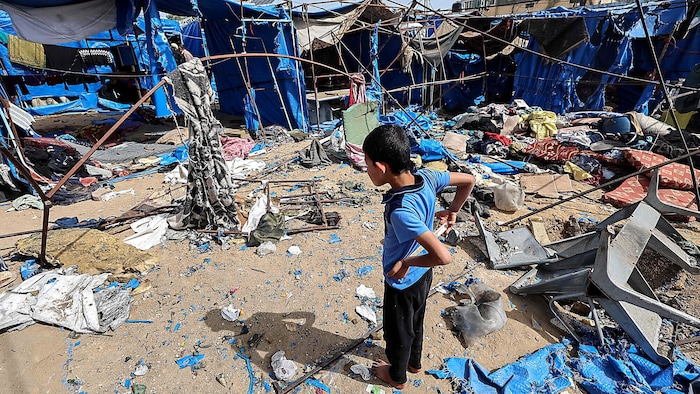 Aufnahme aus dem zerstörten Flüchtlingscamp in der Nähe eines Spitals in Deir el-Balah im Gazastreifen