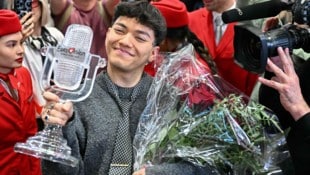 JJ nach der Landung in Wien – müde, aber überglücklich! (Bild: AFP/JOE KLAMAR)