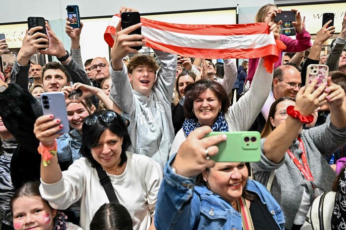Jubelnde Fans empfingen Johannes Pietsch aka JJ am Flughafen Wien.