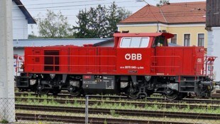 Kritik: Tagelang würden Diesel-Loks am Bahnhof Schwarzenau ohne Funktion durchlaufen