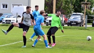 Alexander Strebenitzer (li.) und Gurk schossen Himmelberg mit 10:0 ab. (Bild: Sobe Hermann)