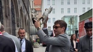 Thomas Müller brachte den sagenumwobenen Kakadu der Bayern-Profis auch zur Meisterparty im Münchener Rathaus mit. (Bild: Bayern München)