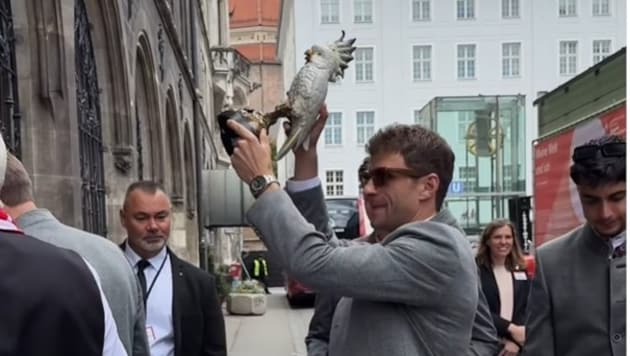 Thomas Müller brachte den sagenumwobenen Kakadu der Bayern-Profis auch zur Meisterparty im Münchener Rathaus mit.