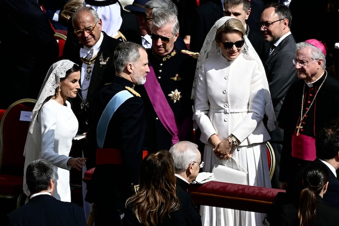 Letizia an der Seite von König Felipe und Königin Mathilde von Belgien trugen Weiß.
