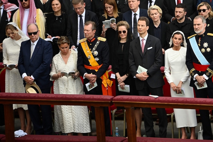 Die schwedische Kronprinzessin, hinter Fürst Albert, trug Schwarz, da sie noch nicht Königin ist. 