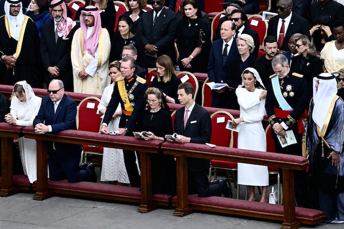 Fürst Albert II. von Monaco (2.v.l.) und seine Frau Fürstin Charlène von Monaco (l.), Henri, Großherzog von Luxemburg und seine Frau Maria Teresa, Großherzogin von Luxemburg, Liechtensteins Staatsoberhaupt Prinz Alois und seine Frau Herzogin Sophie, Königin Letizia und König Felipe und Spanien. 