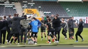 Zuvor hatte Wels am Rasen noch den Regionalliga-Mitte-Meistertitel und Zweitliga-Aufstieg gefeiert, Minuten später brach bei einem der Abgänge im Stadion Ried-Keeper Dominik Stöger zusammen. (Bild: Pressefoto Scharinger/Daniel Scharinger)