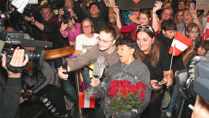 Mit Blumen beim Bad in der Menge