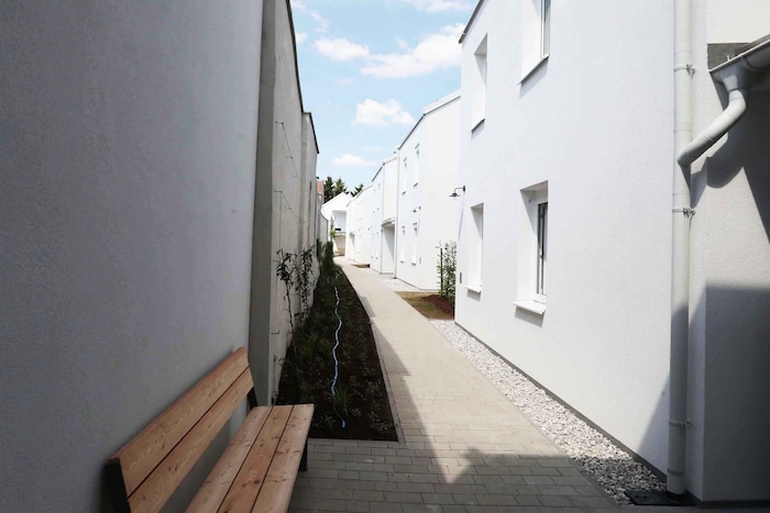 Auf dem Grundstück, auf dem einst eine Familie wohnte, haben nun 14 Mieter ein neues Zuhause gefunden. 
