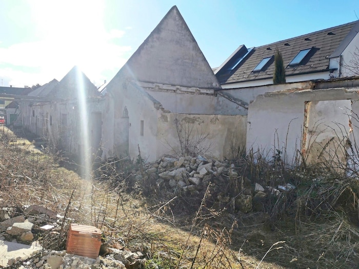 Hinter der Fassade war der Hof nur noch eine Ruine.