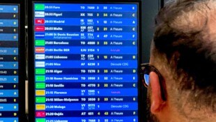 Am Flughafen Paris-Orly fielen am Sonntag nach einer technischen Panne zahlreiche Flüge aus.