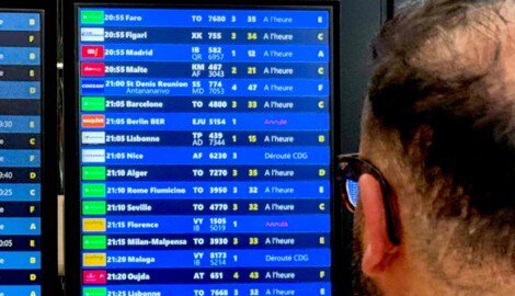 Am Flughafen Paris-Orly fielen am Sonntag nach einer technischen Panne zahlreiche Flüge aus. (Bild: AFP/AURORE MESENGE)