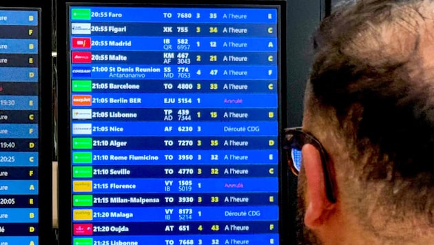 Am Flughafen Paris-Orly fielen am Sonntag nach einer technischen Panne zahlreiche Flüge aus.