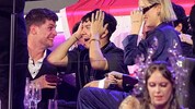 Wie sich das wohl anfühlen muss: Sänger JJ und Musikproduzent Thomas Thurner (ganz li.) freuen ...
