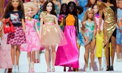 Viele Barbiepuppen tragen heute flache Schuhe wie Ballerinas und Sportschuhe.