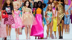 Viele Barbiepuppen tragen heute flache Schuhe wie Ballerinas und Sportschuhe.