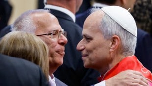 Papst Leo XIV. mit seinem Bruder Louis Prevost (Bild: EPA/FABIO FRUSTACI)