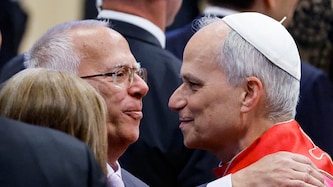 Papst Leo XIV. mit seinem Bruder Louis Prevost (Bild: EPA/FABIO FRUSTACI)
