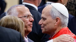 Papst Leo XIV. mit seinem Bruder Louis Prevost (Bild: EPA/FABIO FRUSTACI)