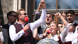 Harry Kane schnappte sich das Mikro und ging zu „Sweet Caroline“ ab. (Bild: AFP/APA/LUKAS BARTH-TUTTAS)