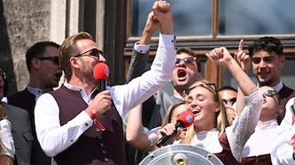 Harry Kane schnappte sich das Mikro und ging zu „Sweet Caroline“ ab. (Bild: AFP/APA/LUKAS BARTH-TUTTAS)