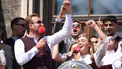 Harry Kane schnappte sich das Mikro und ging zu „Sweet Caroline“ ab.