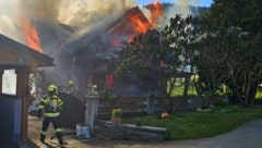Das Haus wurde ein Raub der Flammen. Nach dem Großbrand im Haus ist der Hund abgängig.