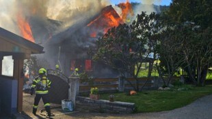 Das Haus wurde ein Raub der Flammen. Nach dem Großbrand im Haus ist der Hund abgängig.