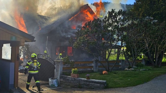 Das Haus wurde ein Raub der Flammen.Nach Großbrand im Haus ist Hund abgängig