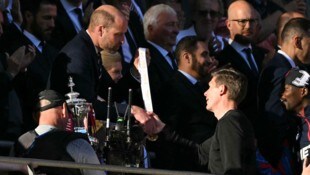 Prinz William (l.) gratulierte Oliver Glasner zum FA-Cup-Triumph.