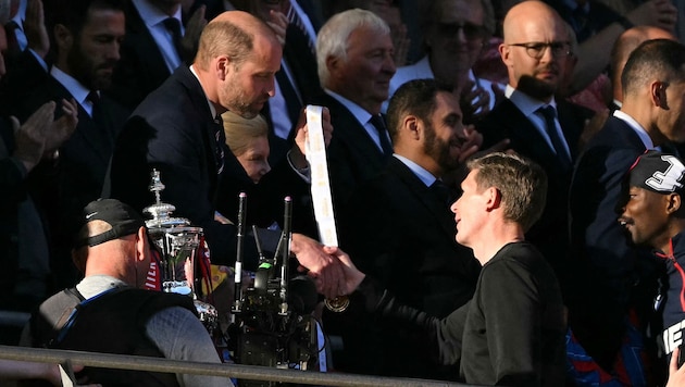 Prinz William (l.) gratulierte Oliver Glasner zum FA-Cup-Triumph.
