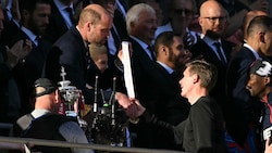 Prinz William (l.) gratulierte Oliver Glasner zum FA-Cup-Triumph. (Bild: AFP/APA/Glyn KIRK)