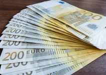 Die Angeklagten wollten offenbar verdeckten Ermittlern NS-Devotionalien verkaufen.