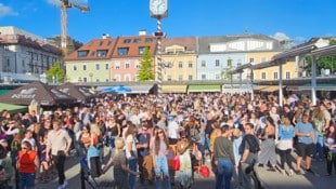 Nach dem Vorbild Klagenfurts (oben) startete Villach ebenfalls mit einer Marktverlängerung